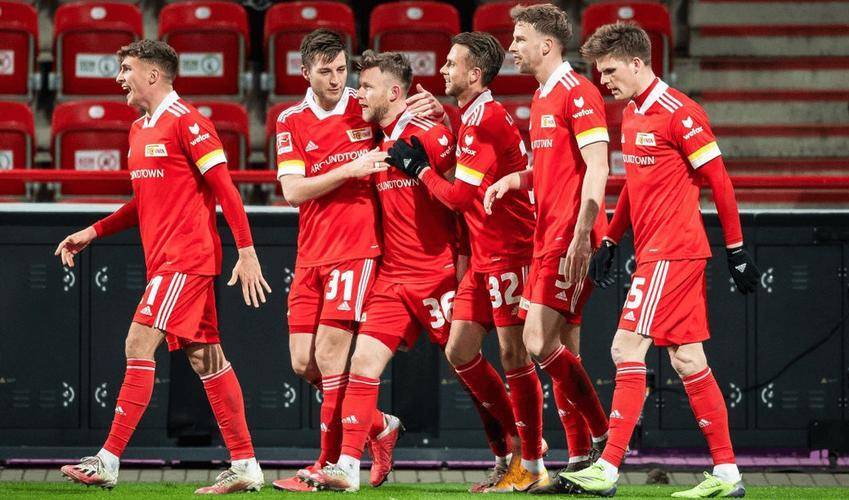 圣保利主场迎战霍芬海姆，德乙中游球队与德甲劲旅对决，双方实力悬殊但充满变数。